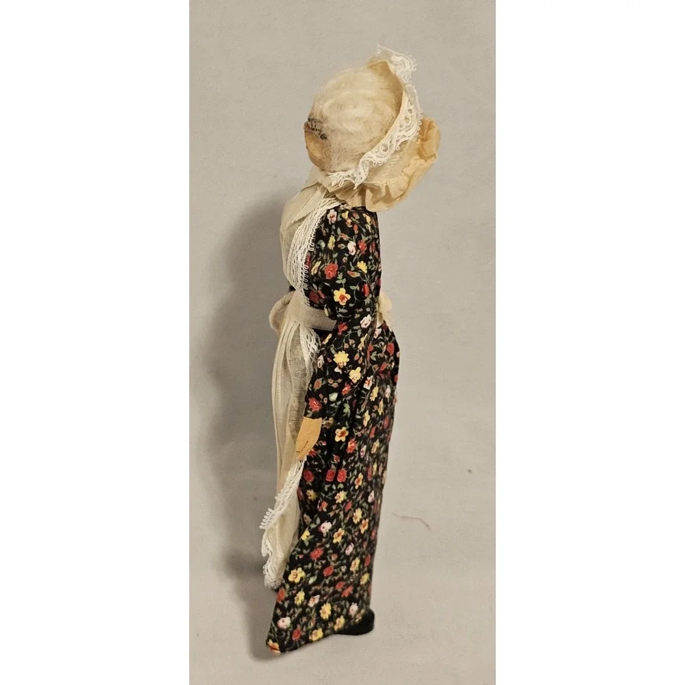 Vintage Ozart Walnut Head The Pioneer Grandma Snazzy Doll 9 Inch